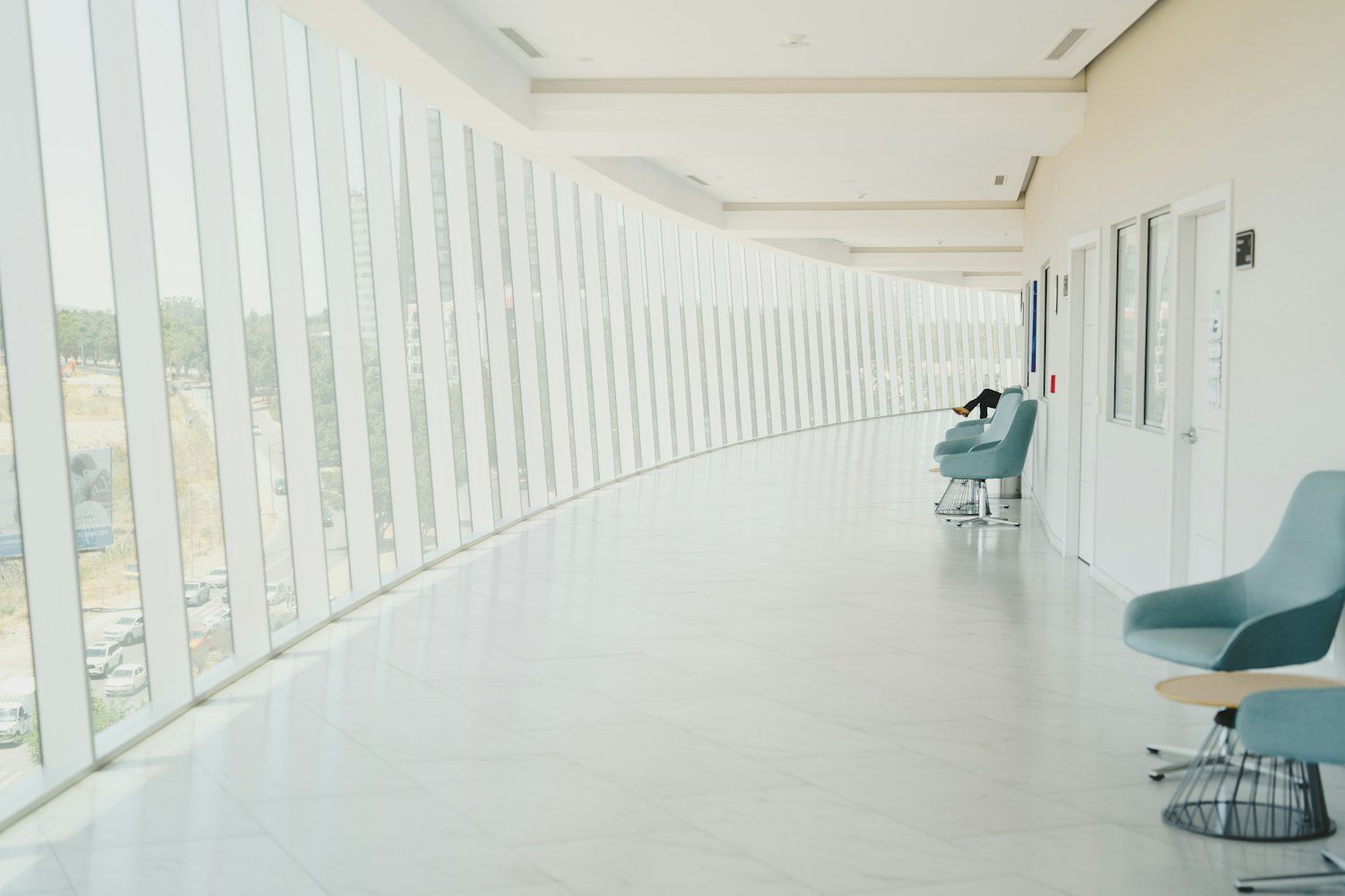 Een lichte, moderne gang in de kliniek